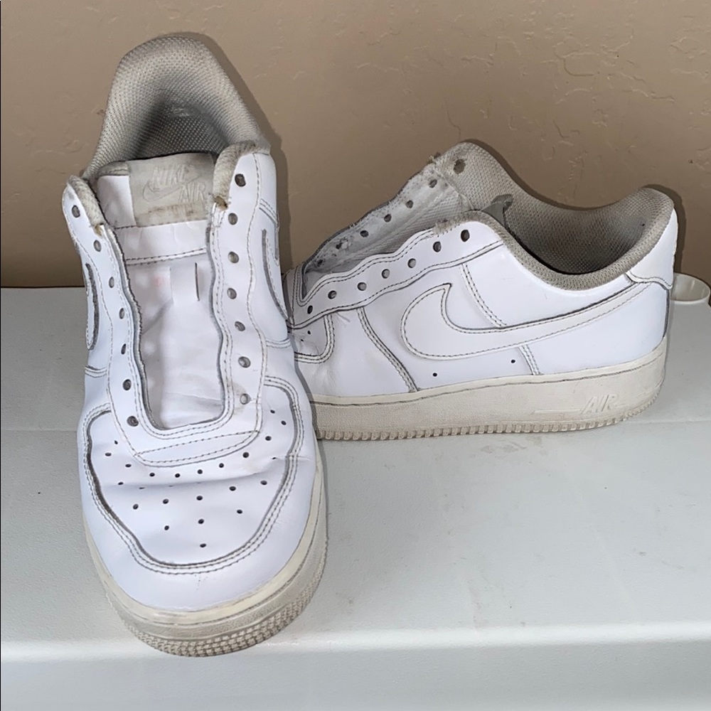 Nike White Athletic Shoes with Iconic Design